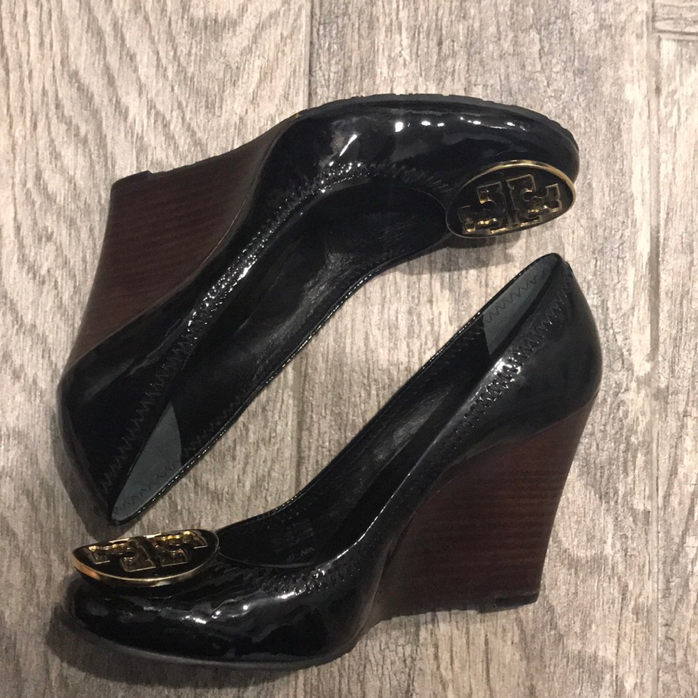 Tory Burch Size 6 black patent wedges